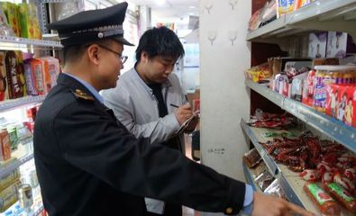 東城區專項抽檢 酒類經營與校園周邊“五毛零食”治理雙管齊下，超220件問題產品下架